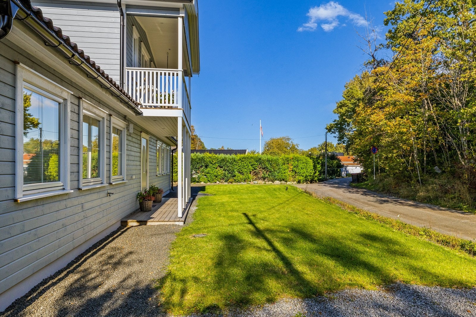Her får du en moderne bolig med god planløsning, lyse oppholdsrom og flotte uteplasser - perfekt for en aktiv familie! Galleribilde