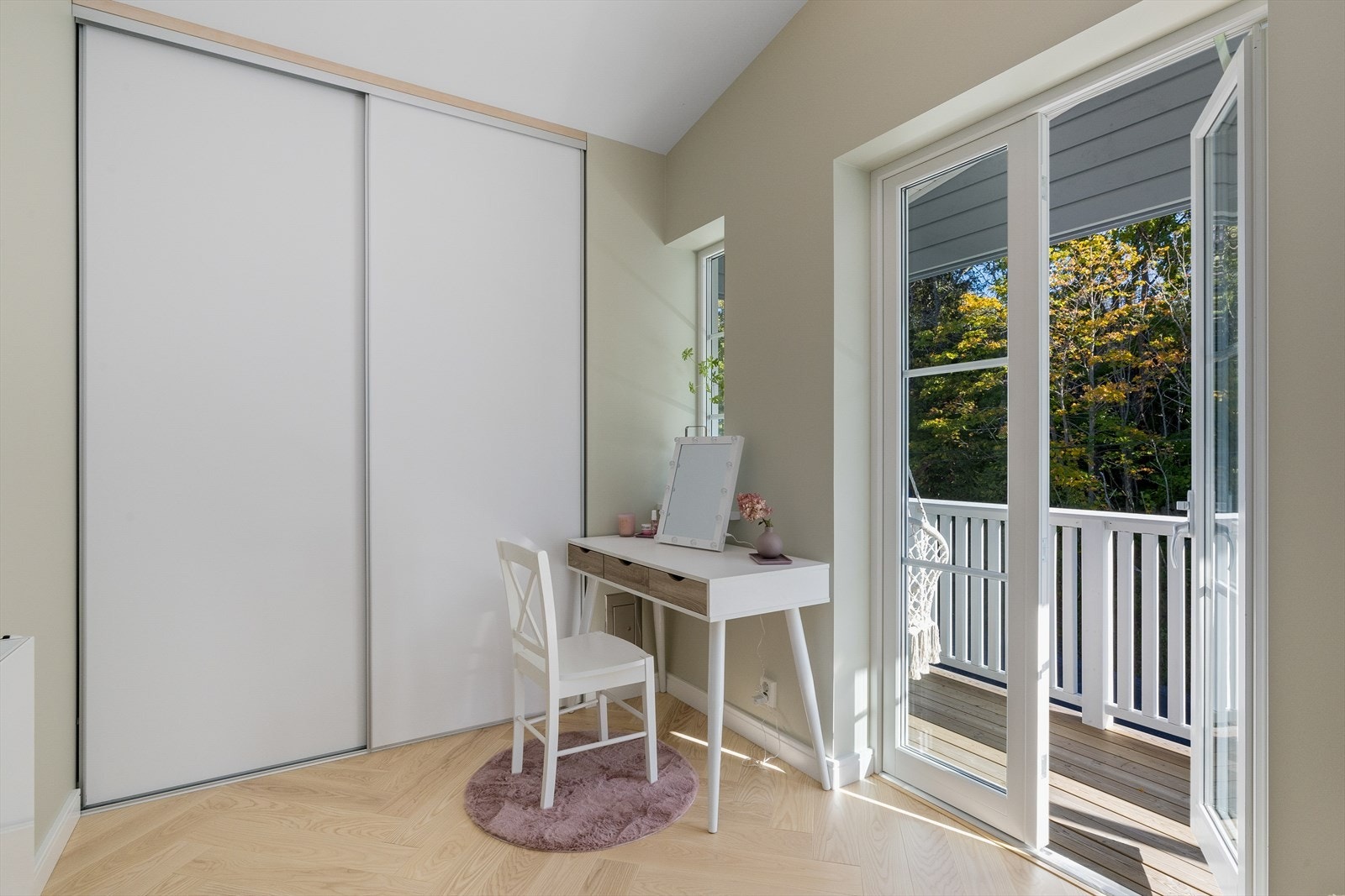 Soverommet er innredet med en flott skyvedørsgarderobe som gir både god oppbevaringsplass og et stilrent uttrykk. Galleribilde