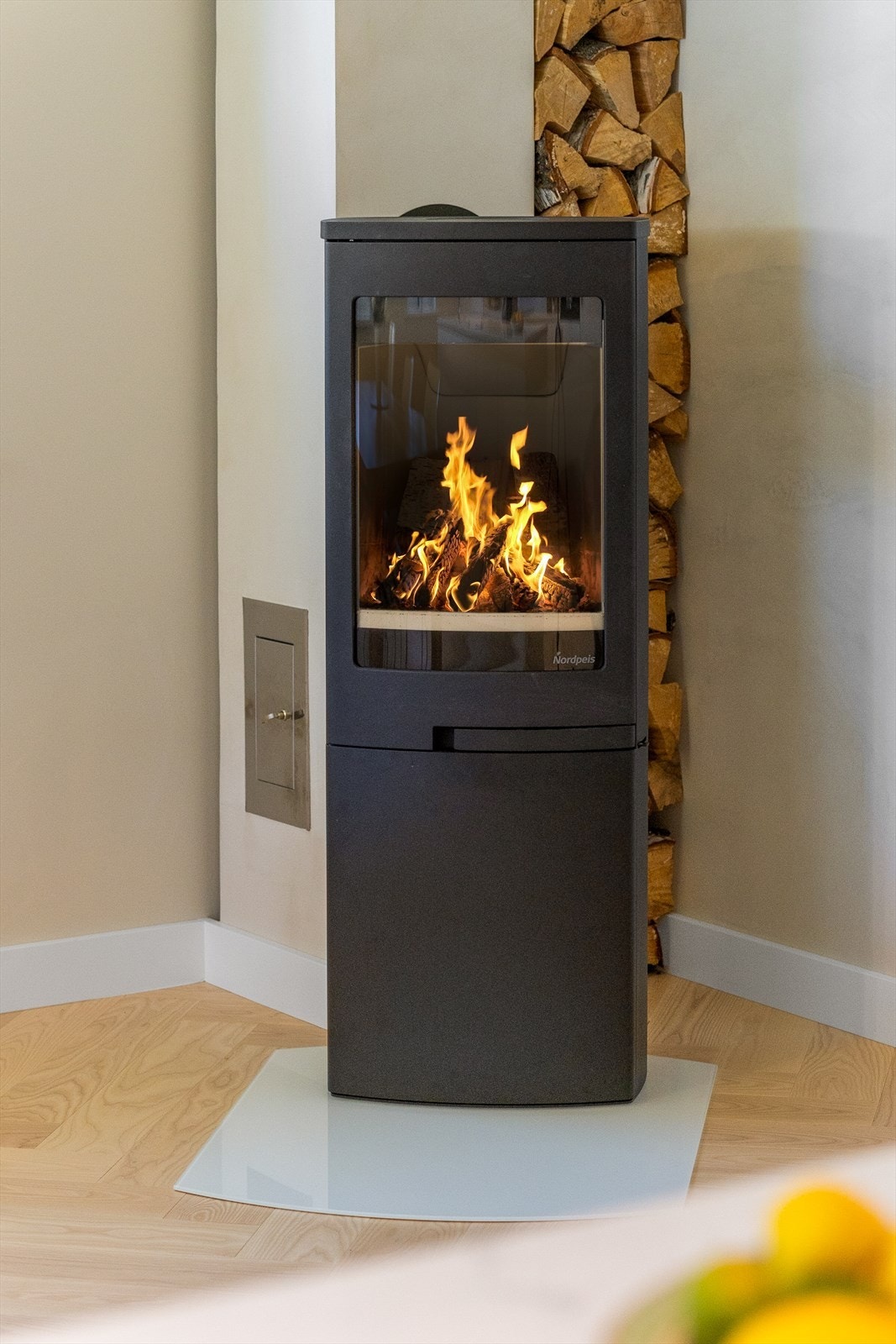 Den stilfulle peisovnen er sentralt plassert og tilfører både varme og et flott blikkfang til rommet. Galleribilde