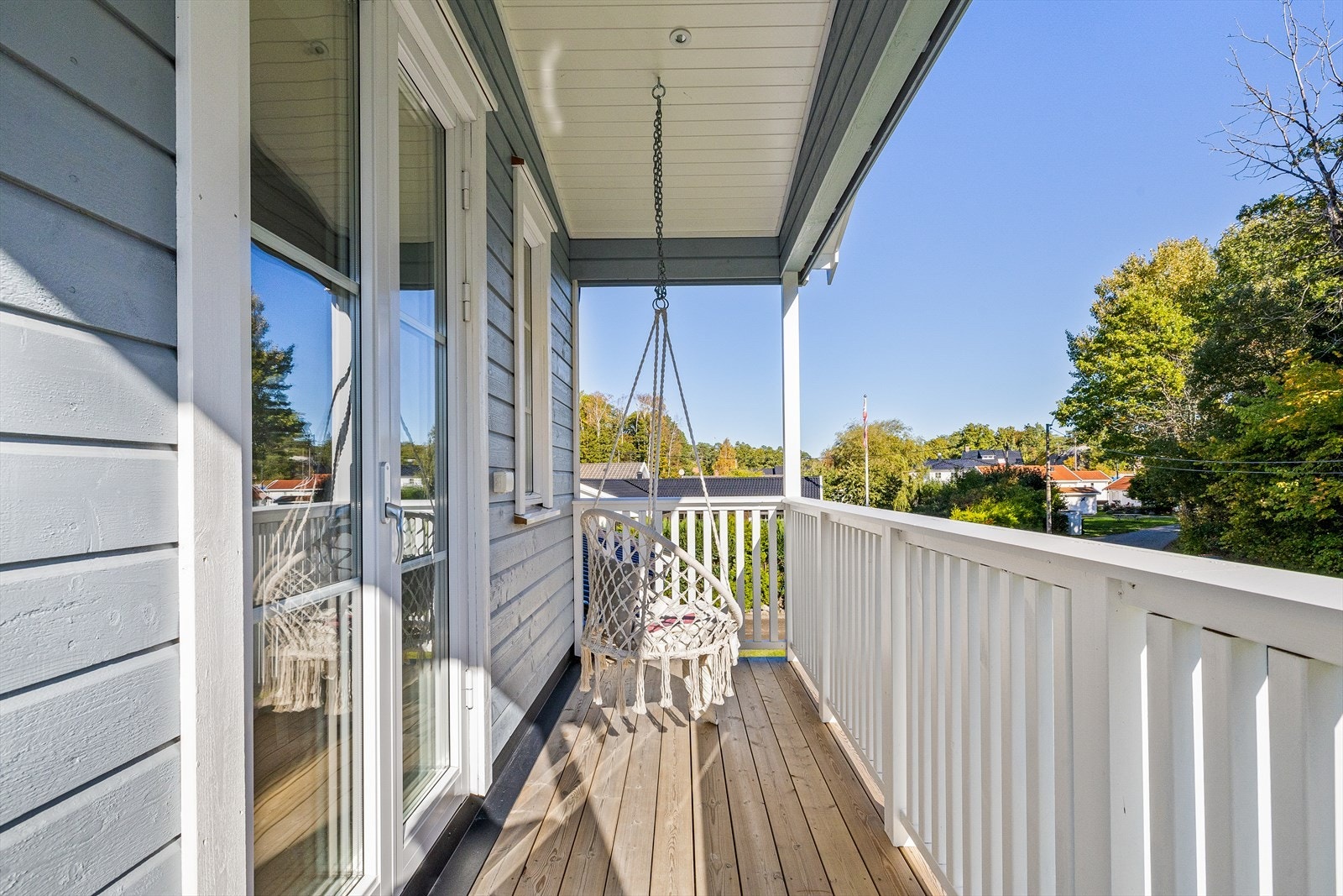 Balkongen gir ekstra lys og luftighet til rommet og skaper en harmonisk forbindelse mellom inne- og uterom. Galleribilde