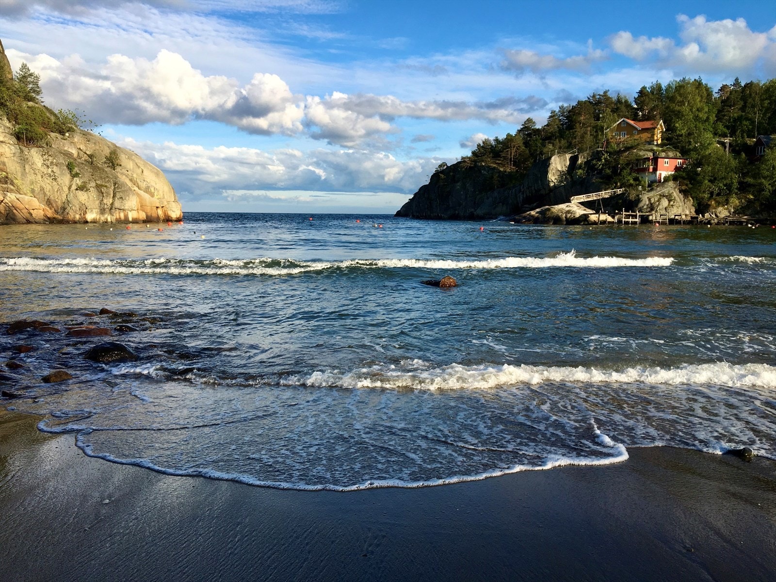 Det er en liten spasertur, eller sykkeltur ned til brygga i Svinvika. Galleribilde