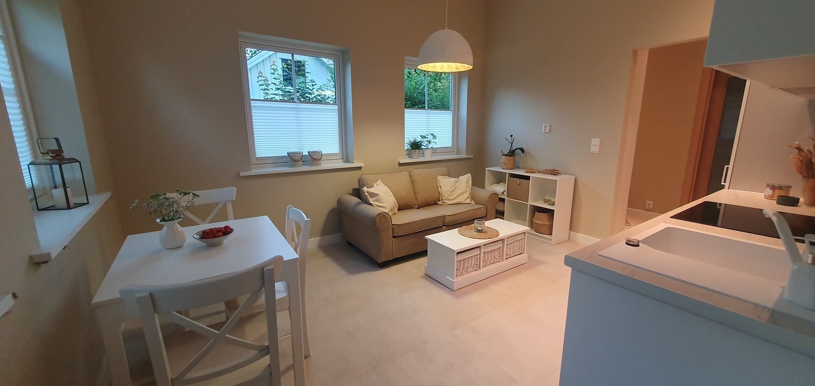 De hyggelige vinduskarmene gir en perfekt plass for dekor og planter. Galleribilde