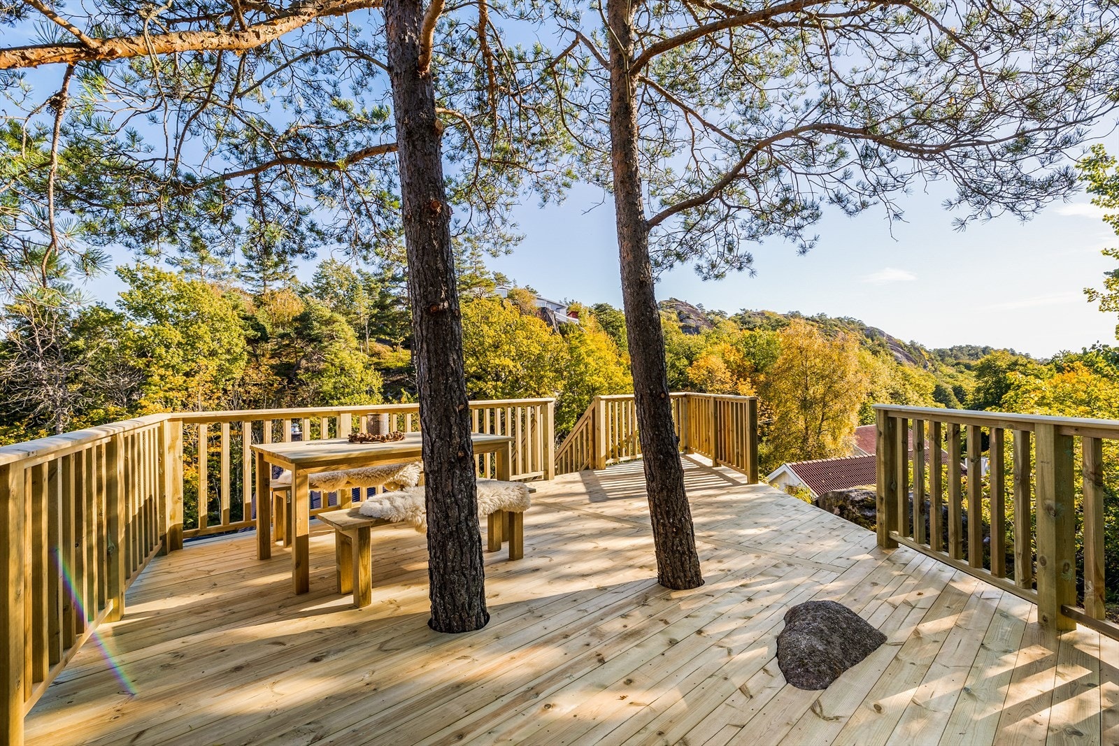 Den romslige uteplassen gir god plass til både spisegruppe og loungeområde, og er et ideelt sted for lange sommerdager utendørs. Galleribilde