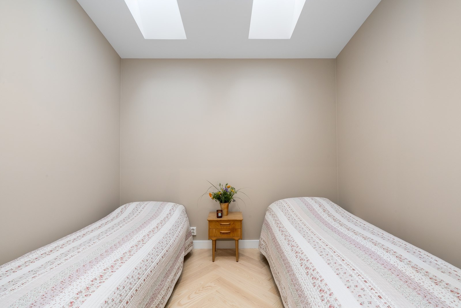 Det delikate soverommet har en behagelig atmosfære med god takhøyde, som skaper en luftig og romslig følelse. Rommet er innredet i lyse, harmoniske farger for en rolig og innbydende stemning. Galleribilde