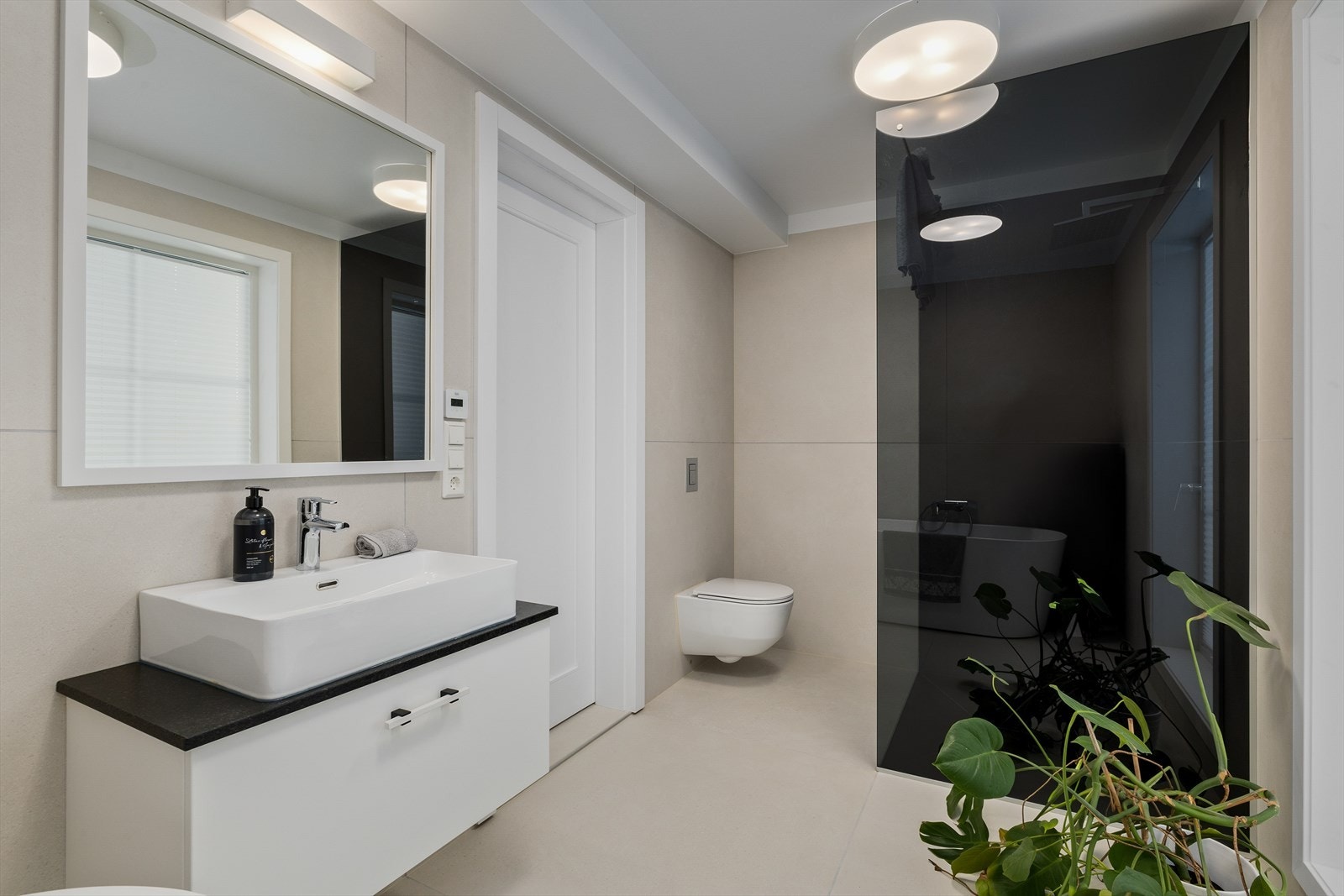 Baderommet i 1. etasje fremstår som både stilfullt og funksjonelt. Galleribilde