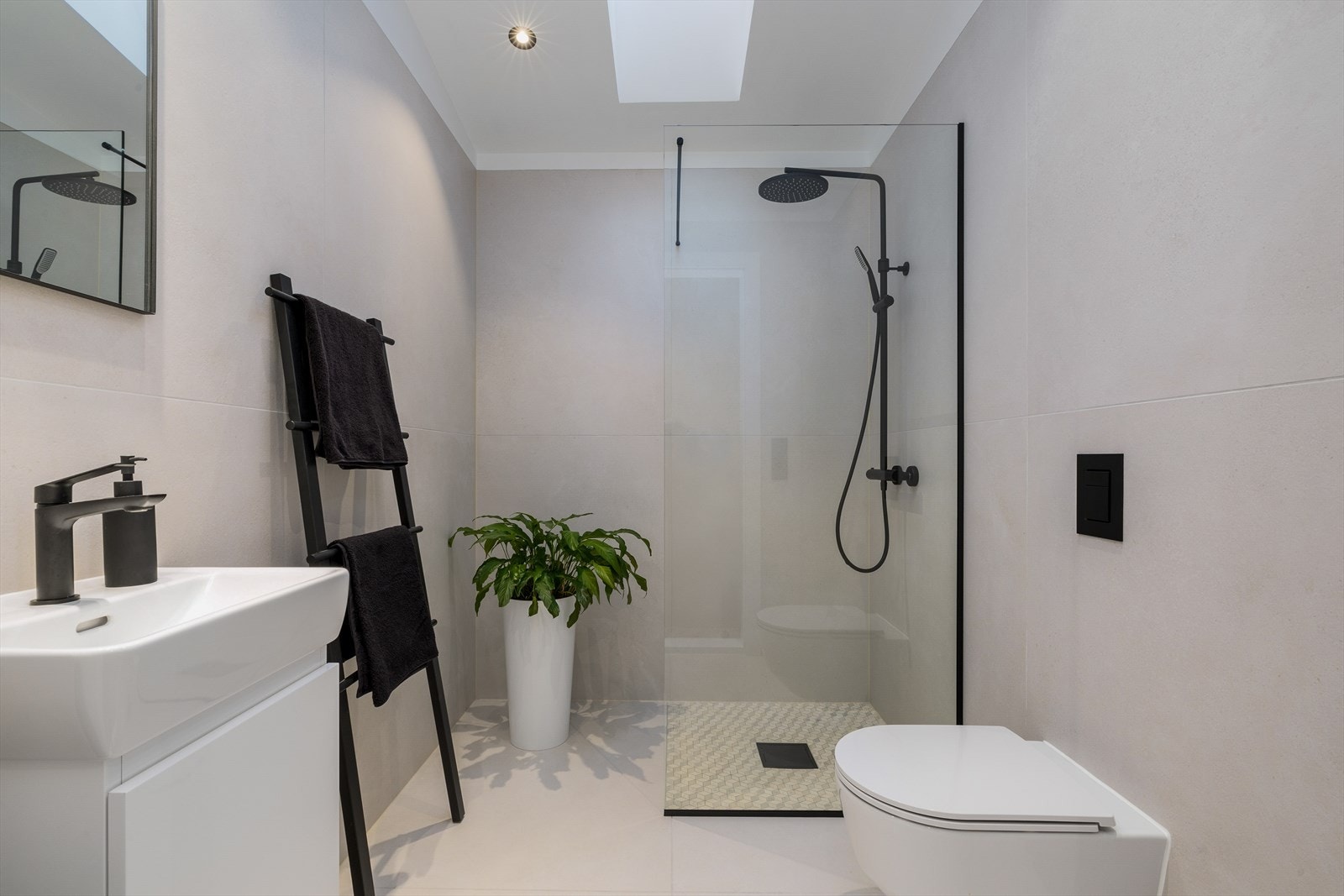 Baderommet i 2. etasje er stilrent og moderne, innredet med dusjhjørne, toalett og servant. Galleribilde