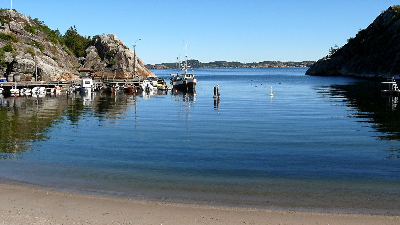 Kjerringvik er en perle der gammel arkitektonisk byggeskikk er blandet med ny bebyggelse og har to fine barnevennlige badestrender, Nordre havn og Søndre havn, som ligger på hver sin side av gangveien/moloen ut til øya Fornet. Galleribilde