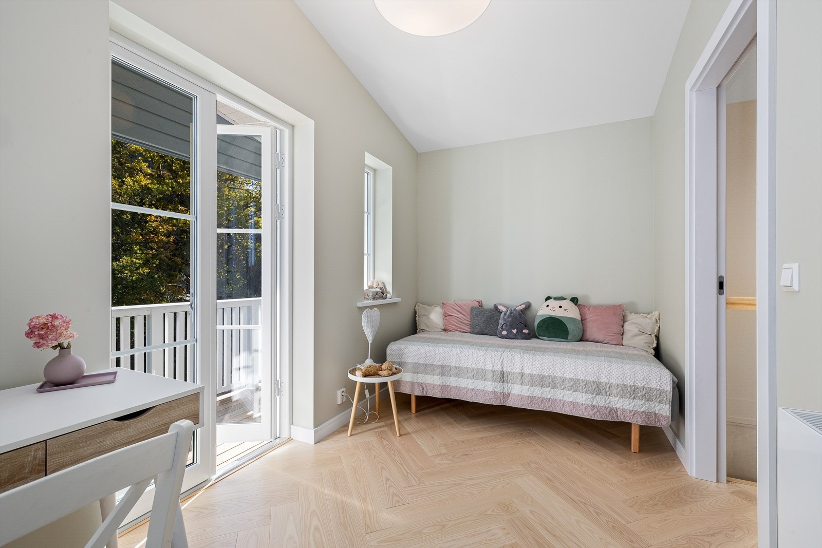 Boligen har store, luftige rom med god takhøyde, noe som gir en herlig romfølelse og en lys og åpen atmosfære. Galleribilde