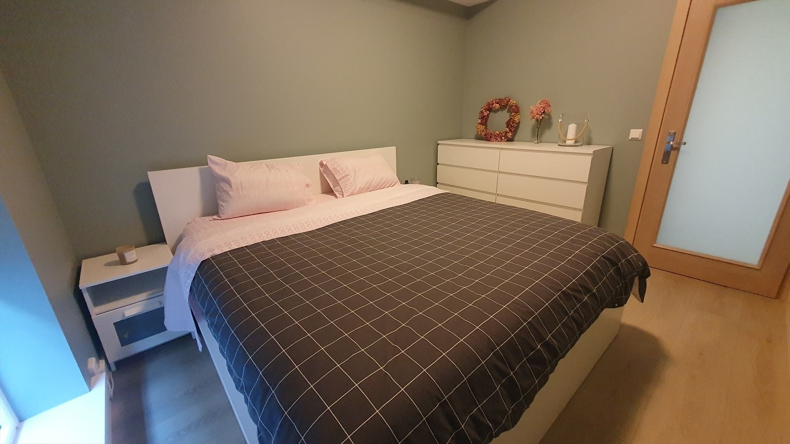 Hybelen har to delikate soverom med pene overflater. Galleribilde