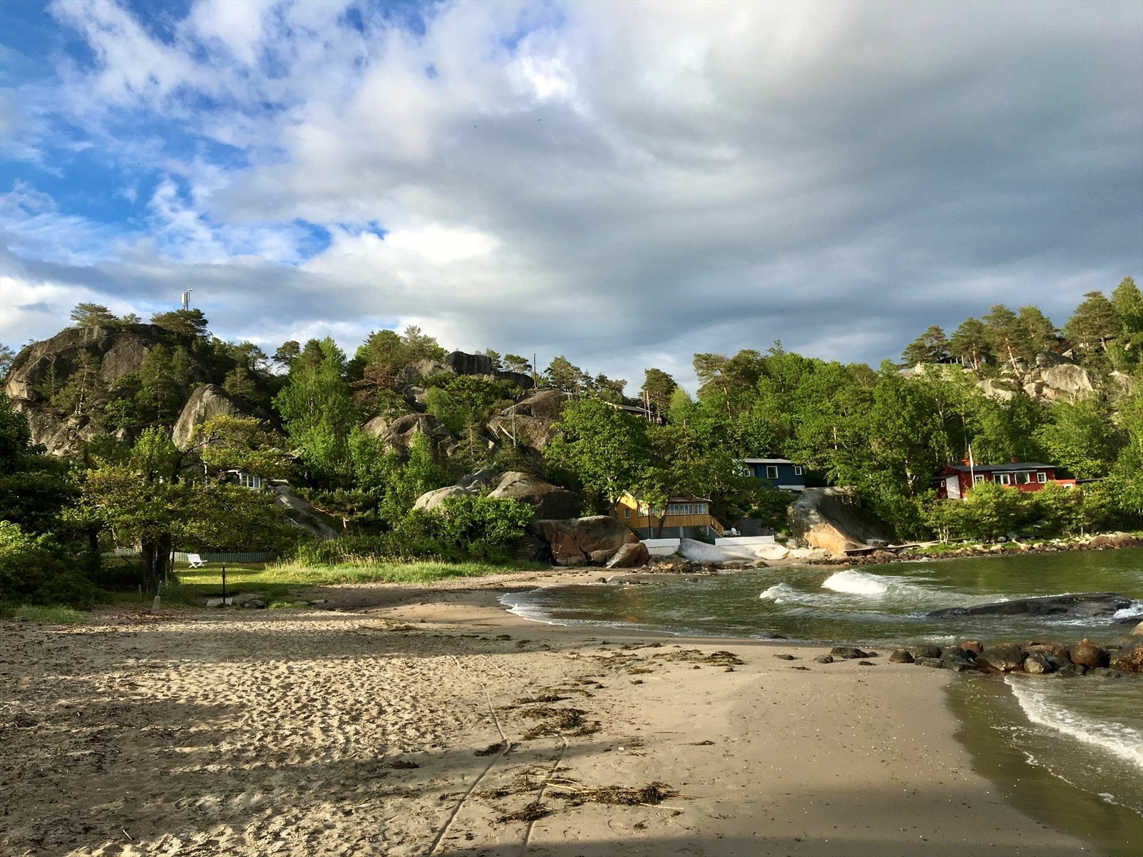 Området har en fin sydøstvendt, 125 m lang sandstrand, og bakenfor ligger det en større sammenhengende, delvis opparbeidet gresslette. Galleribilde