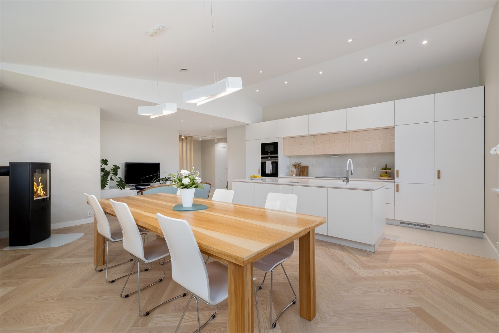 Den åpne løsningen gjør det enkelt å kombinere matlaging og hyggelige sammenkomster med familie og venner. Galleribilde