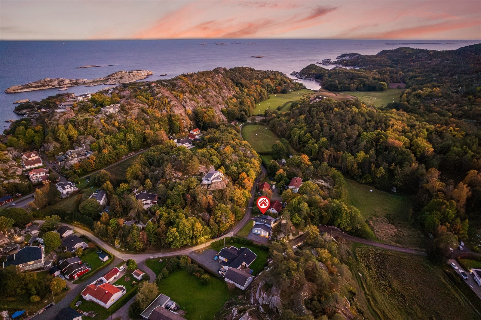 Her kan du nyte lange turer i naturskjønne omgivelser - enten langs strandlinjen, på svabergene eller gjennom skogsstier. Galleribilde