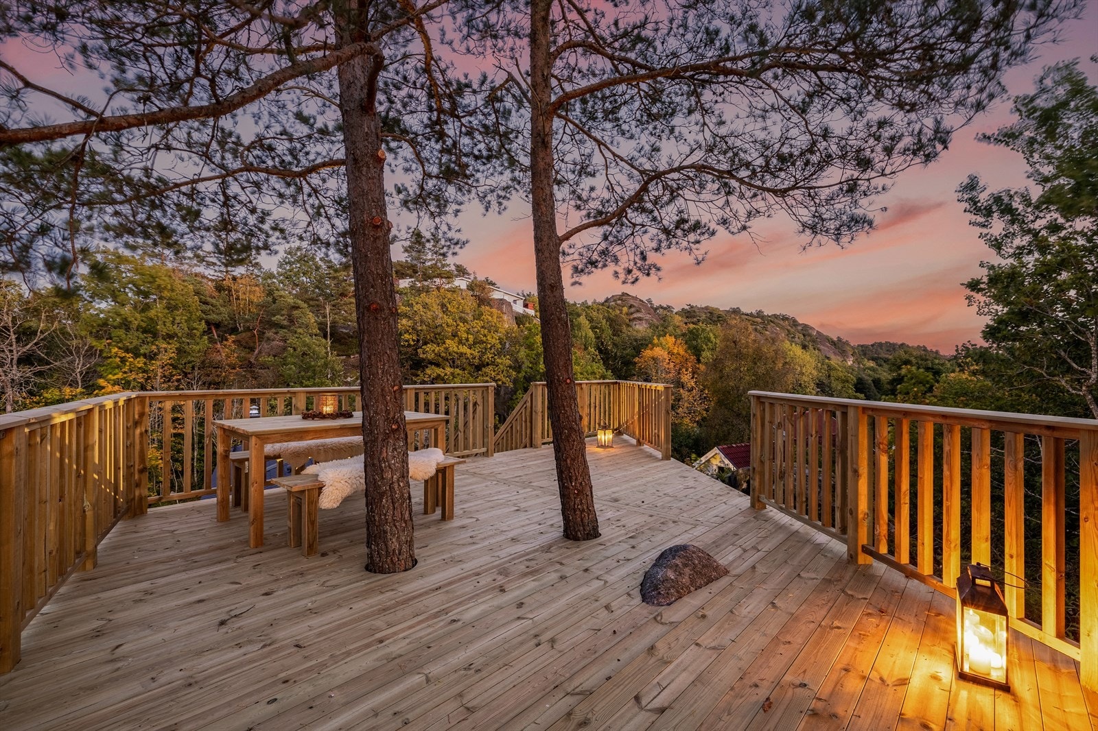 Uteplassen har en flott beliggenhet høyt i terrenget, som gir både luftige omgivelser og en fantastisk utsikt. Galleribilde