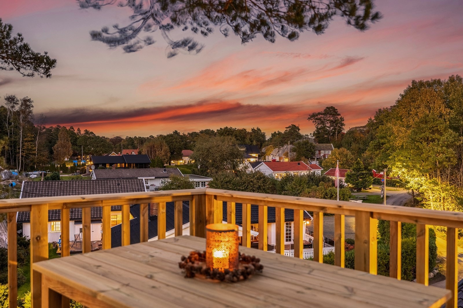 Tomten har en terrasseplatting på baksiden av huset - perfekt for avslapning og sosiale sammenkomster. Galleribilde