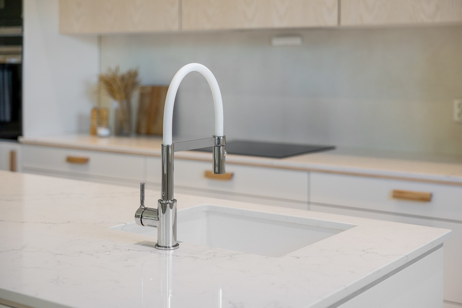 Lekkert og påkostet kjøkken med eksklusive materialvalg og gjennomtenkte detaljer. Galleribilde