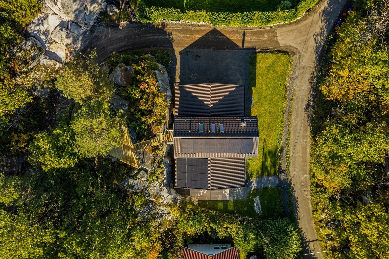 Lave strømkostnader m/ vannbåren varme i alle gulv 1 etg med fliser på overflaten. Radiatorer på soverom. Solpaneler 24 stk x 41w. Galleribilde
