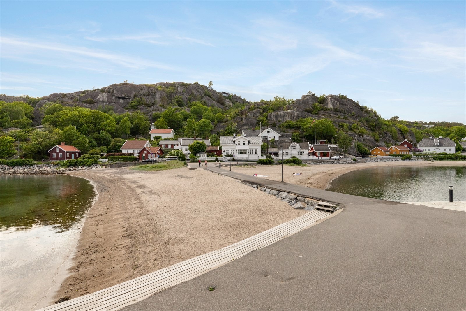 Området er et av de stedene i landet med flest soltimer. Kjerringvik har et yrende liv om sommeren med musikkarrangement, krabbefest, båtliv og et herlig yrende norsk sommerliv. Galleribilde