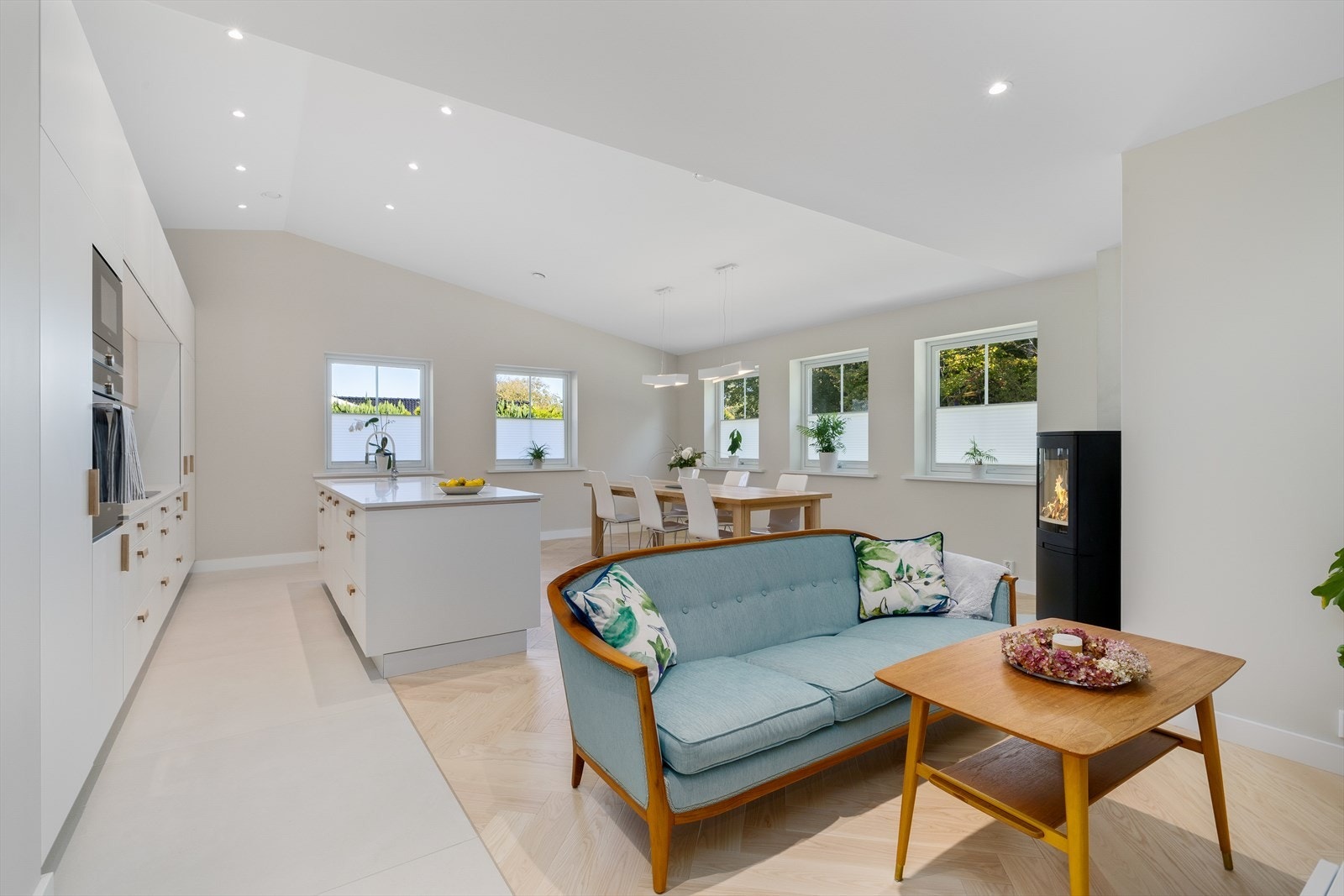 Boligen utmerker seg med stilrene materialvalg og god takhøyde, som gir en romslig og luftig følelse. Galleribilde