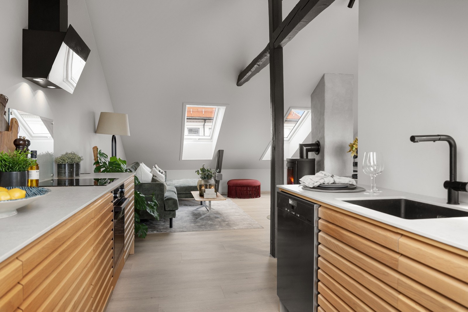 Hyggelig kjøkkenkrok med vindu mot terrassen Galleribilde