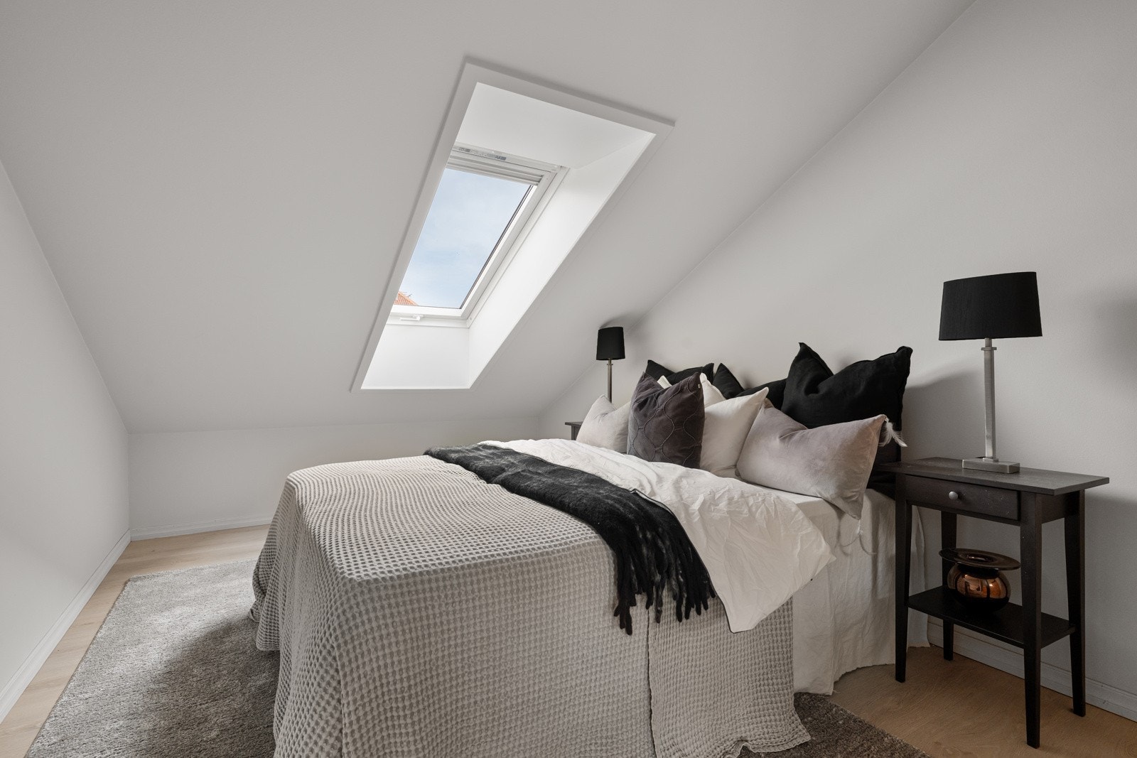 Det er to store soverom i leiligheten Galleribilde