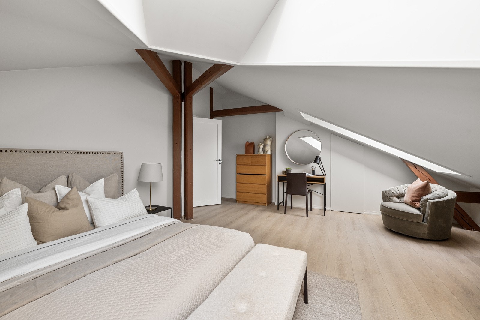 Det er to store soverom i leiligheten - Innvendig bod i tilknytning til soverommet Galleribilde