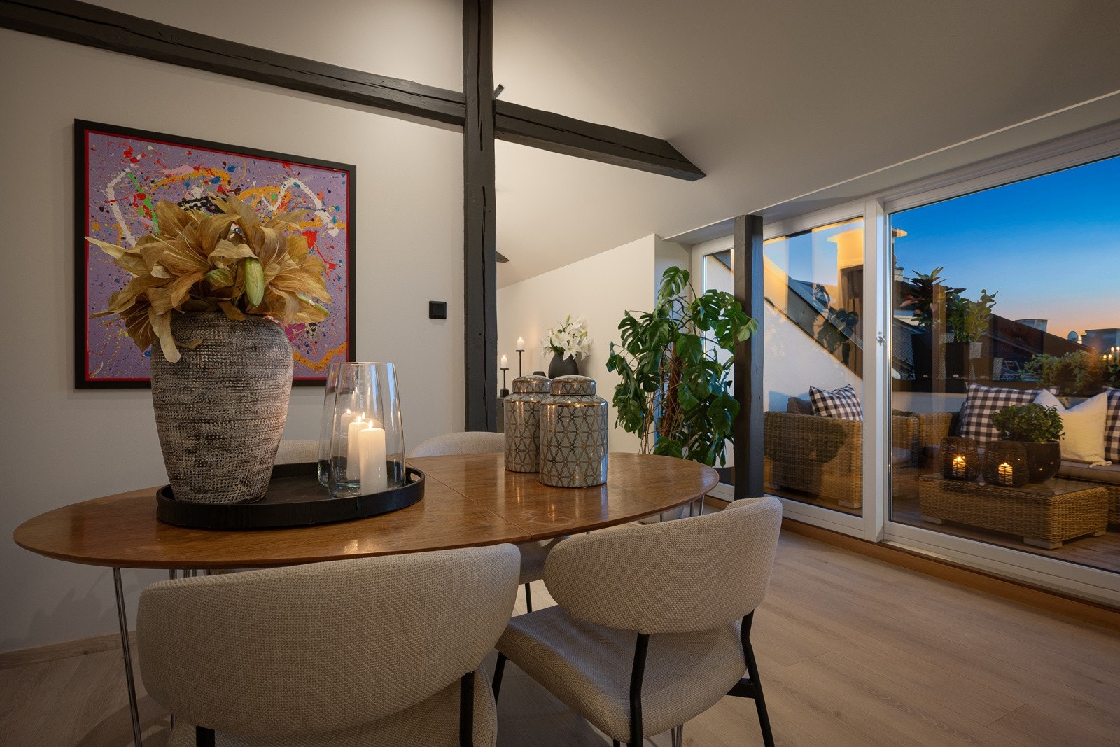 Godt med naturlig lys og god takhøyde - Ingen innsyn Galleribilde