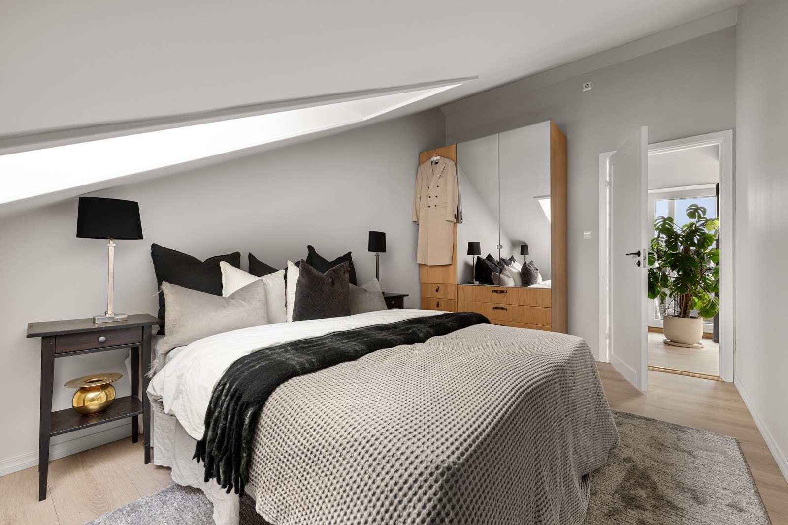 Det er to store soverom i leiligheten Galleribilde