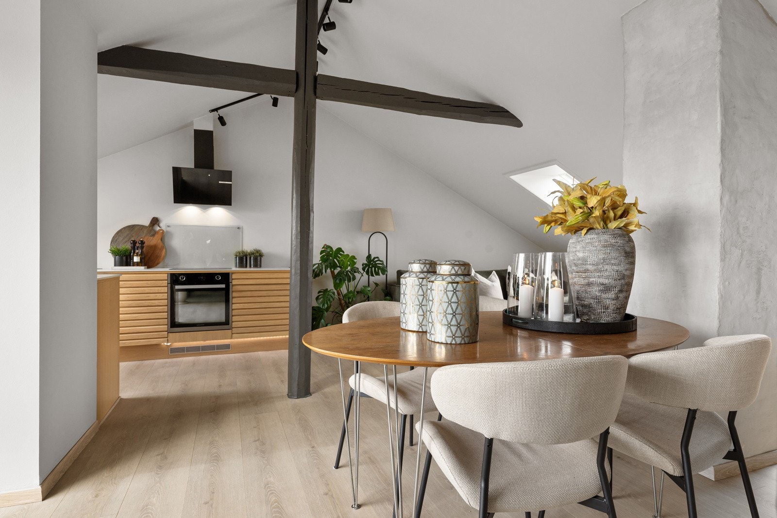 Nytt laminatgulv fra 2025 som er både moderne og lettstelt. Galleribilde