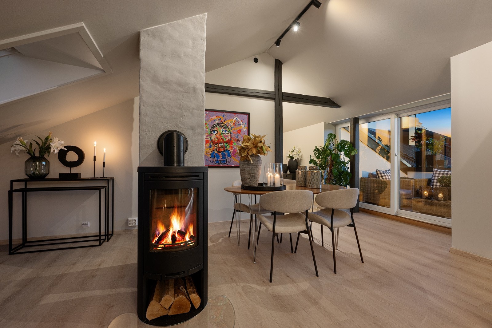 Åpen planløsning inndelt i naturlige soner Galleribilde