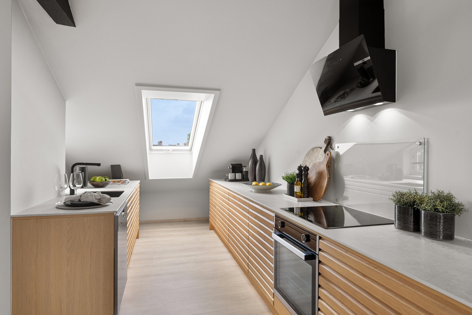 Kjøkkenet er utstyrt med en moderne innredning fra Epoq fra 2025, med stilfulle profilerte fronter. Galleribilde