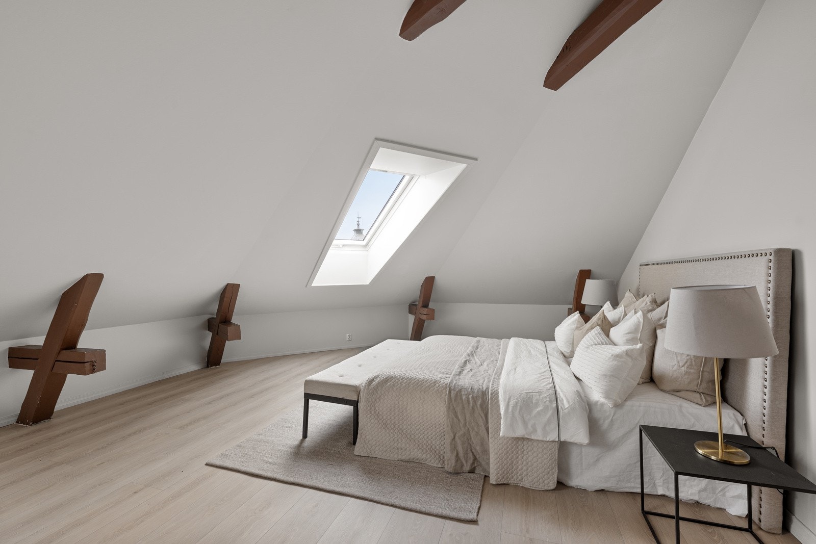 Det er to store soverom i leiligheten - Innvendig bod i tilknytning til soverommet Galleribilde