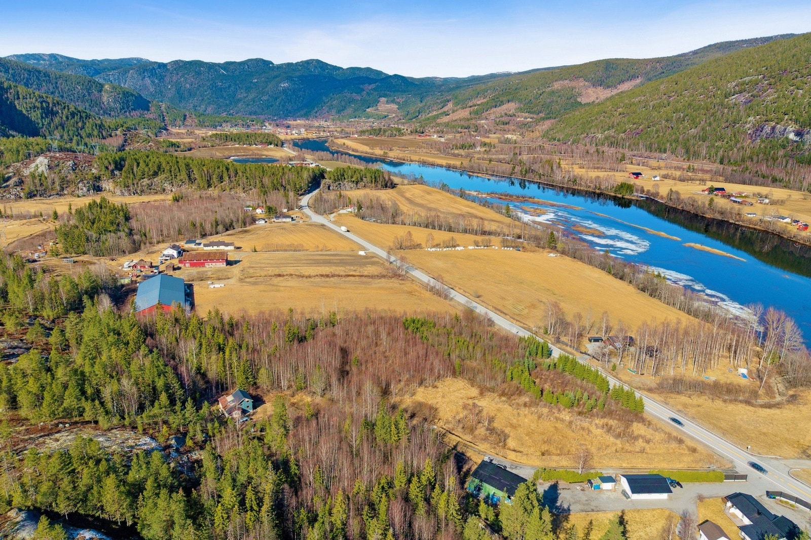 Drømmer du om å skape din egen oase, bare et steinkast fra Flå sentrum? Nå har du sjansen! Galleribilde