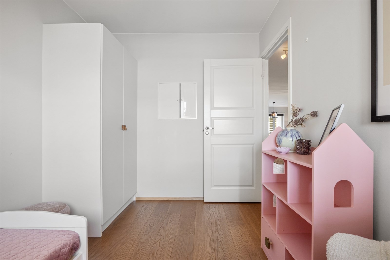 Soverommet byr også på gode oppbevaringsmuligheter med garderobeskap. Galleribilde