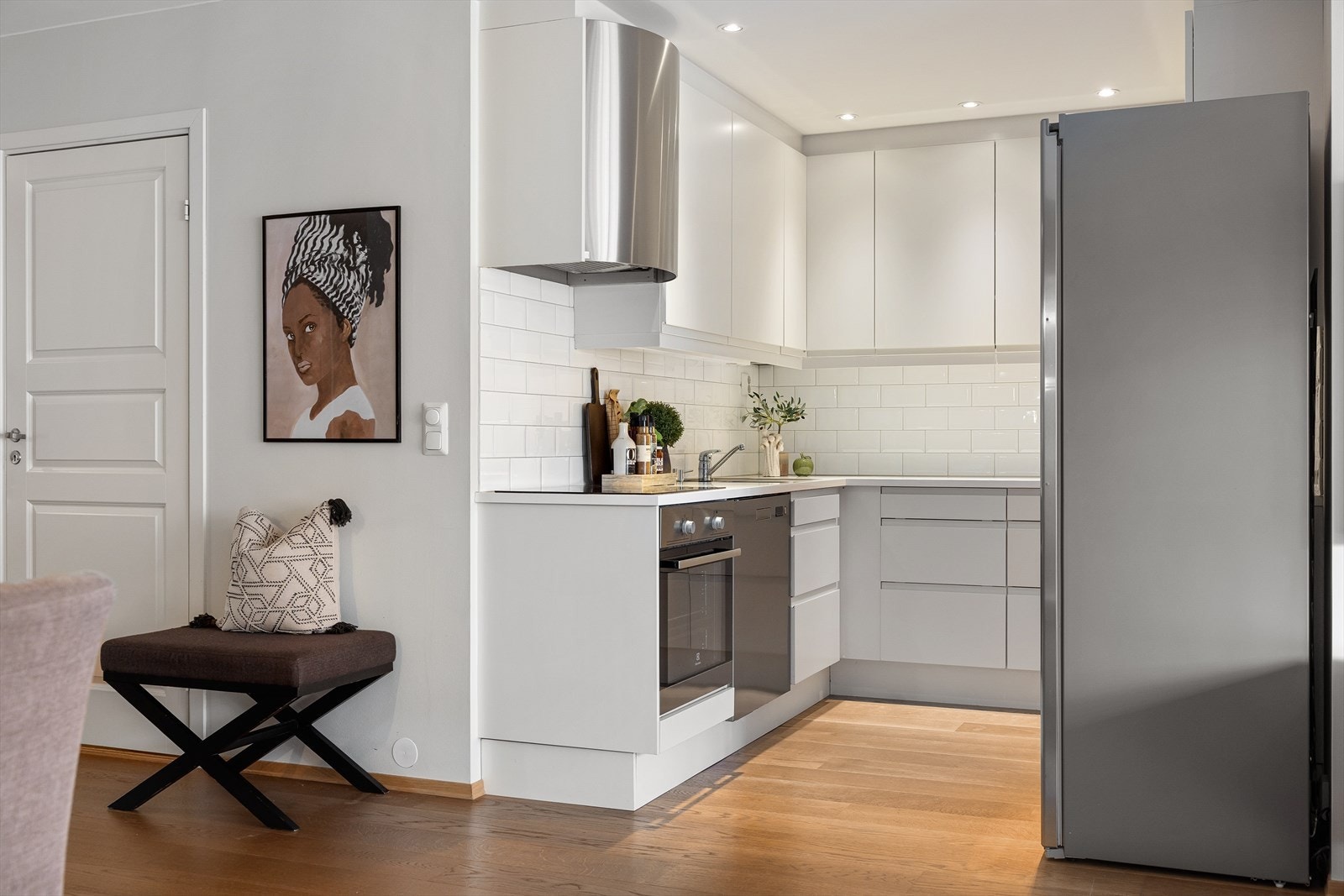 Kjøkkenet har åpen løsning mot stuen, noe som gir en luftig og sosial atmosfære, perfekt for samvær og underholdning. Galleribilde