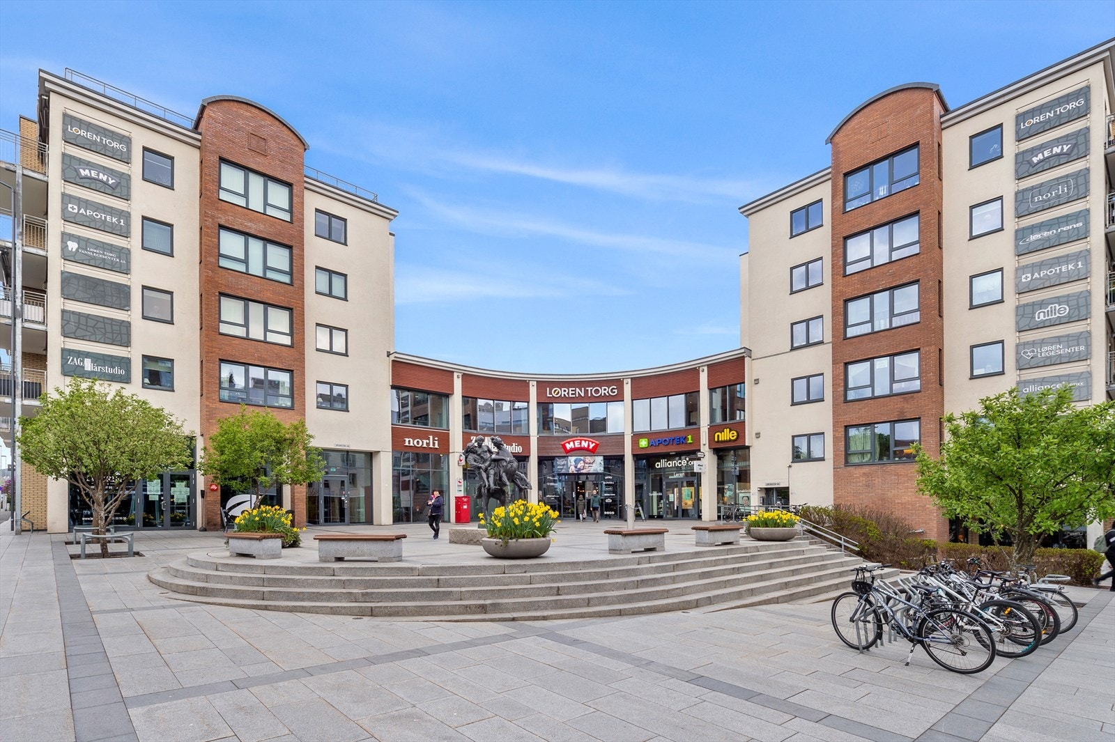 Løren Torg byr på et spennende serverings- og butikktilbud. Gastropubene Fryd er spesielt populære, med livlig uteservering på solrike dager. Galleribilde