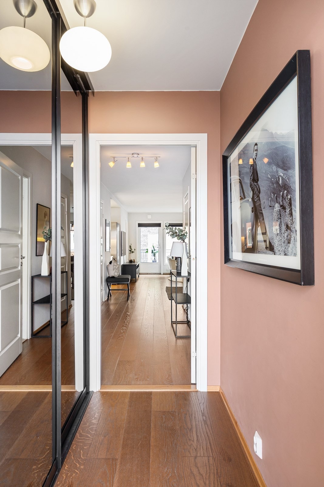 Leiligheten har en innbydende entré som skaper et umiddelbart godt førsteinntrykk. Det er god plass til oppbevaring av yttertøy i den romslige skyvedørsgarderoben som ble montert i 2021. Galleribilde