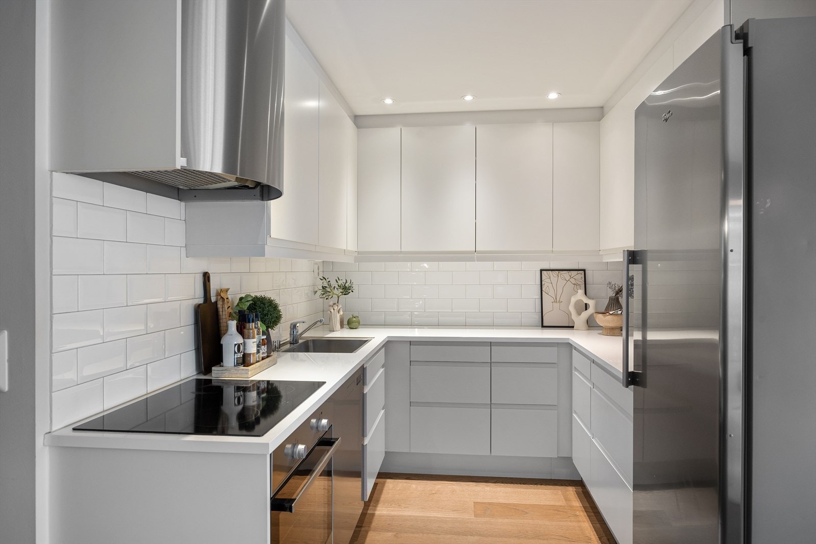 Moderne HTH-kjøkken med rikelig skap- og benkeplass, samt downlights i himlingen som gir godt og behagelig arbeidslys. Galleribilde