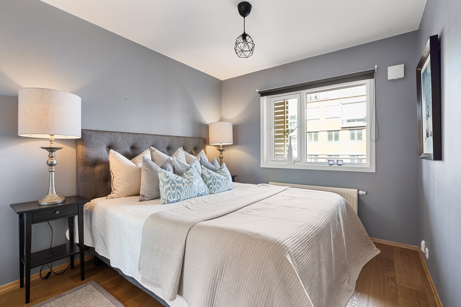 Hovedsoverommet er romslig, med plass til dobbeltseng, nattbord og tilhørende møbler. Galleribilde