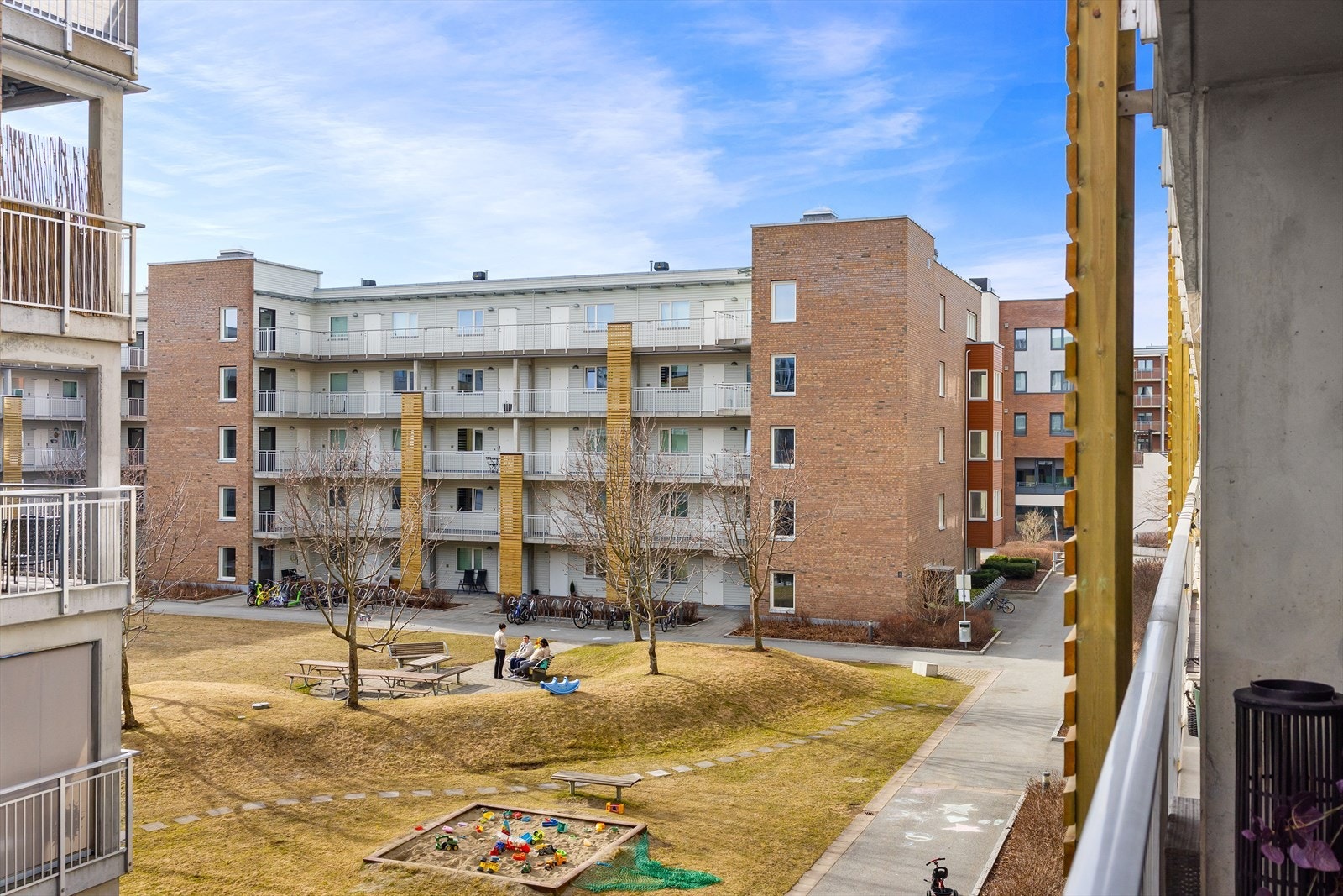 Her bor det mange med barnehagebarn som møtes daglig ute i bakgården. Om sommeren er det utelek med vann og såpebobler, og om vinteren er det også aking i en liten bakke i fellesområde. Galleribilde