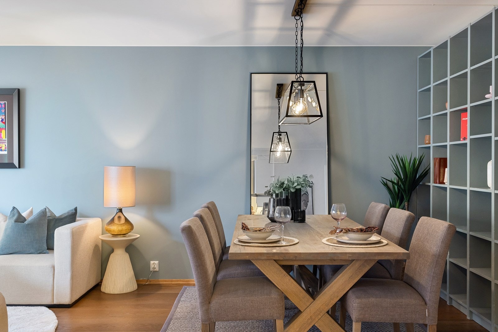 I stuen er det god plass til en hyggelig spisegruppe, noe som legger til rette for å invitere gjester på besøk. Galleribilde