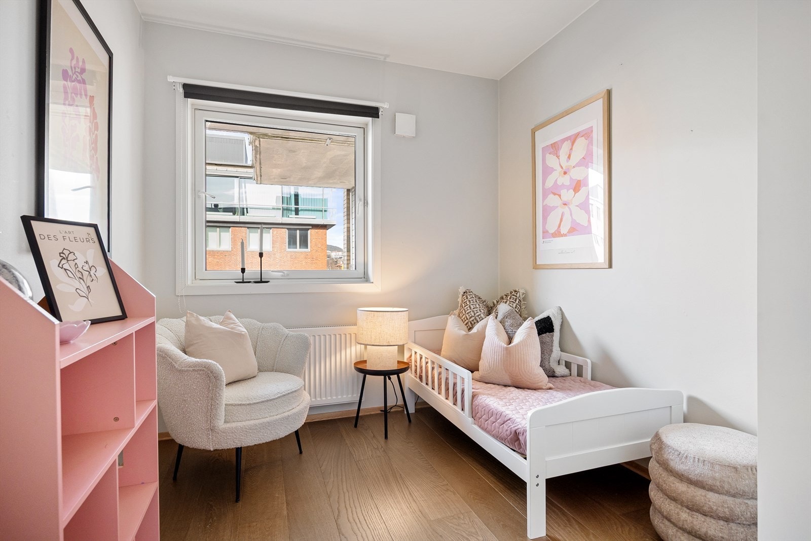 Soverom 2 er også av god størrelse med plass til seng samt øvrige møbler. Galleribilde