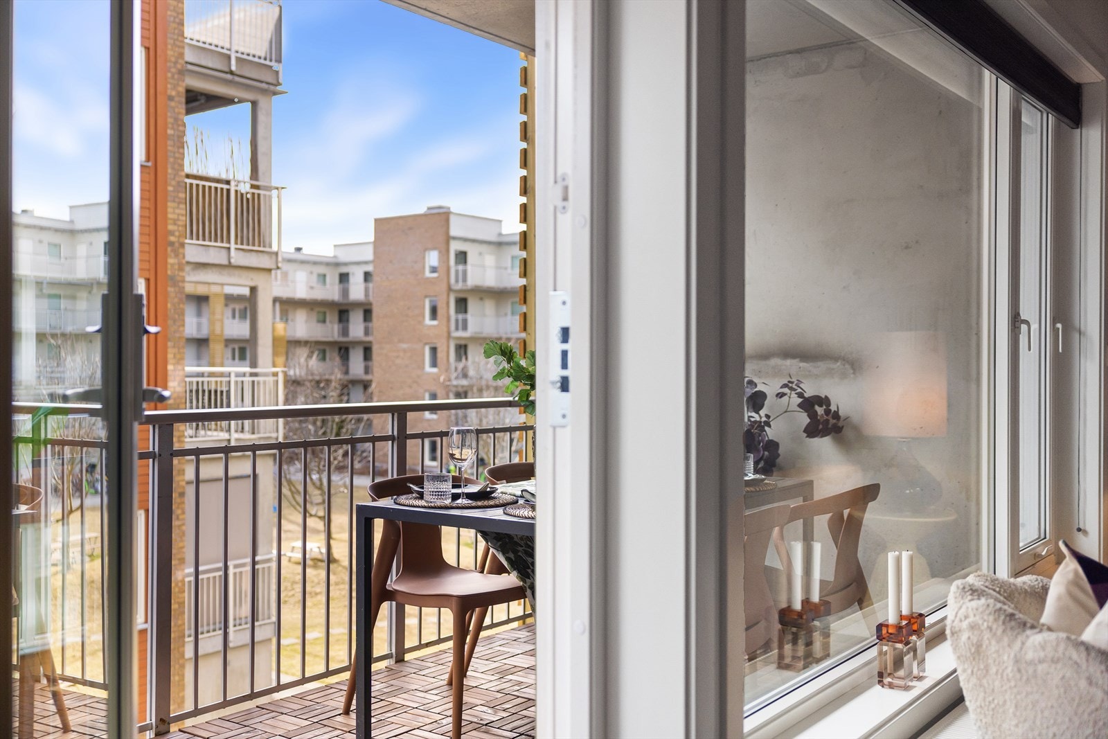 Fra stuen er det utgang til balkongen. Galleribilde