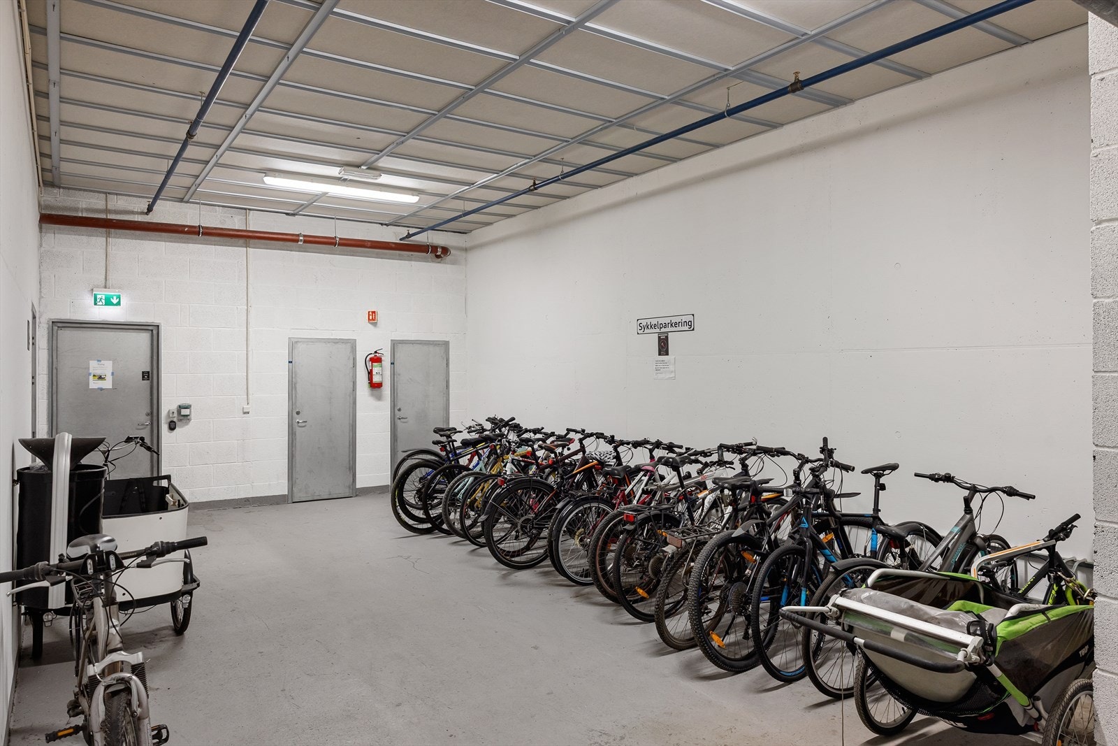 Borettslaget tilbyr et romslig sykkelrom for beboerne, samt en praktisk, ny sykkelvask tilknyttet rommet. Galleribilde