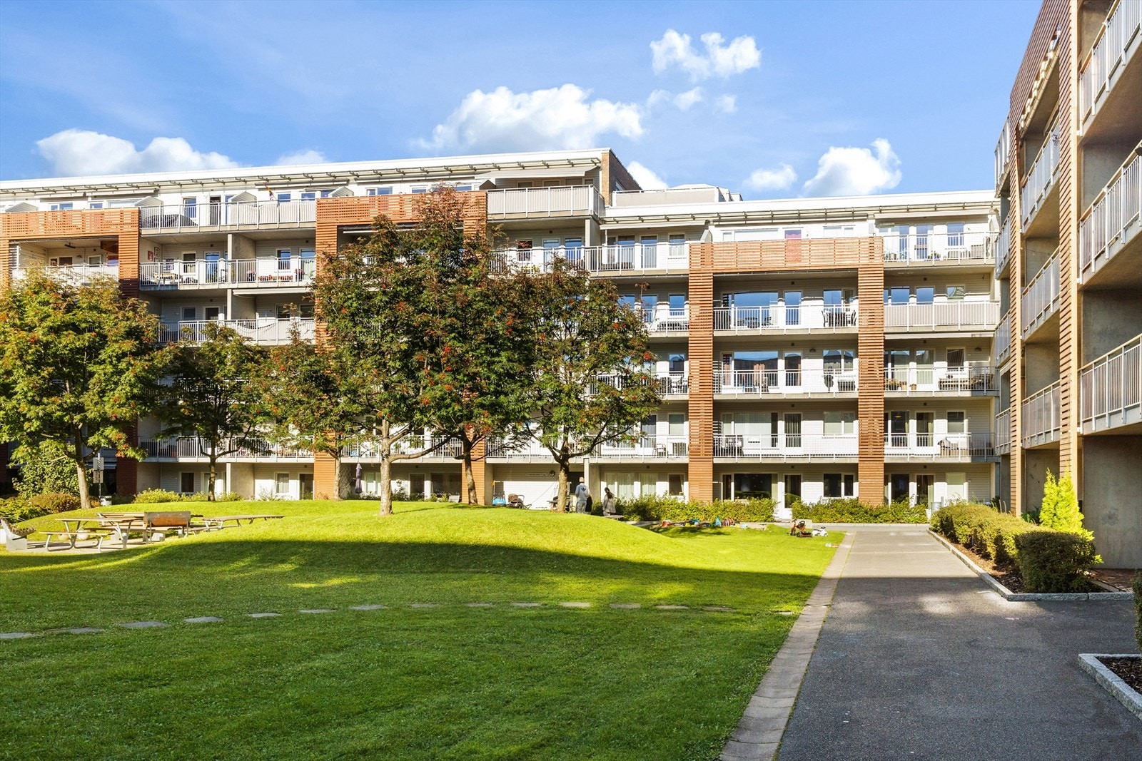 Lørenvangen eierseksjonsameie er et veldrevet sameie, som i tillegg er medlem av Løren Velforening. Galleribilde