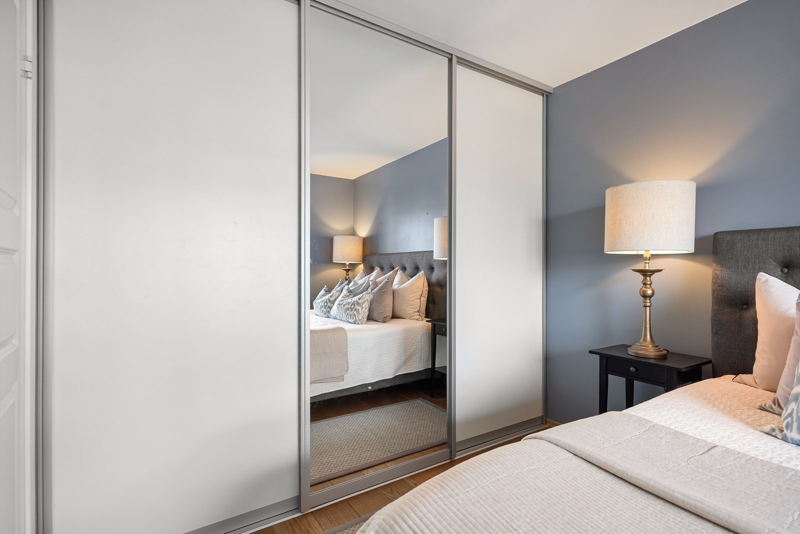 Rommet har også rikelig med oppbevaringsplass i en romslig skyvedørsgarderobe. Galleribilde