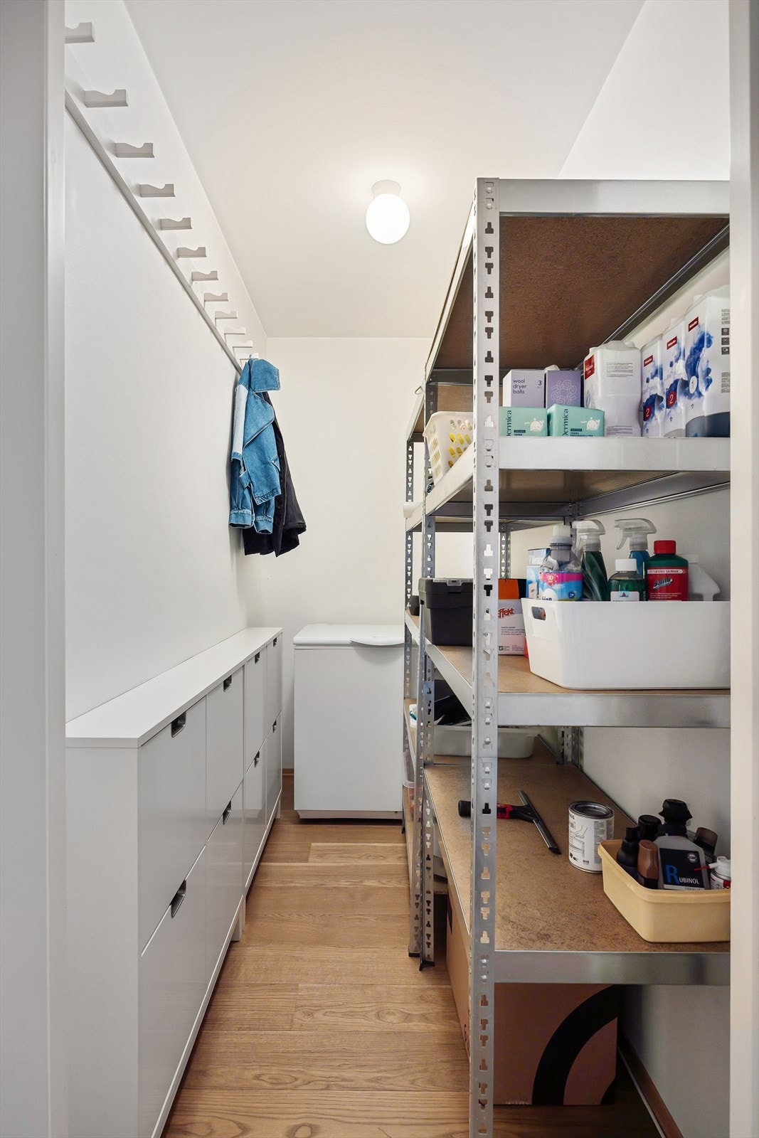 Leiligheten har en praktisk innvendig bod med god plass til klær, sko og annet utstyr. Denne boden gjør det enkelt å holde boligen ryddig og organisert, samtidig som du har lett tilgang til alt du trenger. Galleribilde