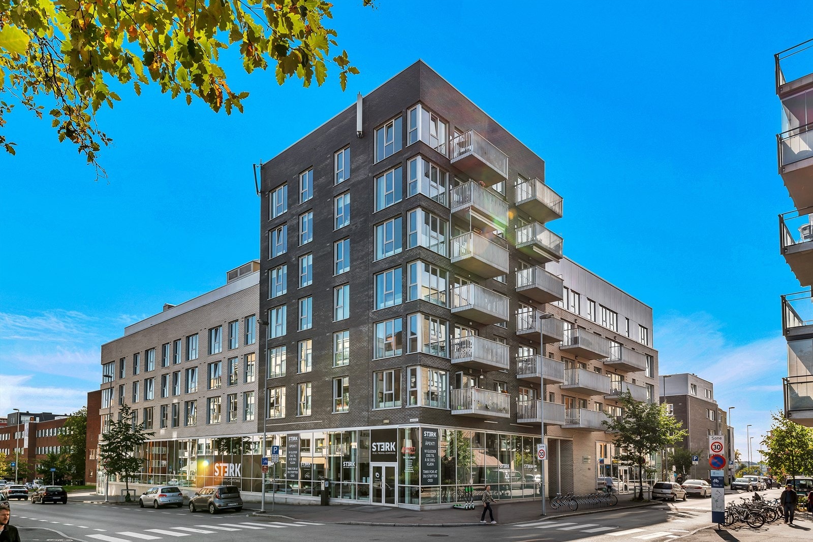 Området har flere treningssentre like i nærheten, inkludert Sterk rett over veien fra Løren Torg, samt Studio Jobbsprek og EVO. Perfekt for en aktiv hverdag! Galleribilde