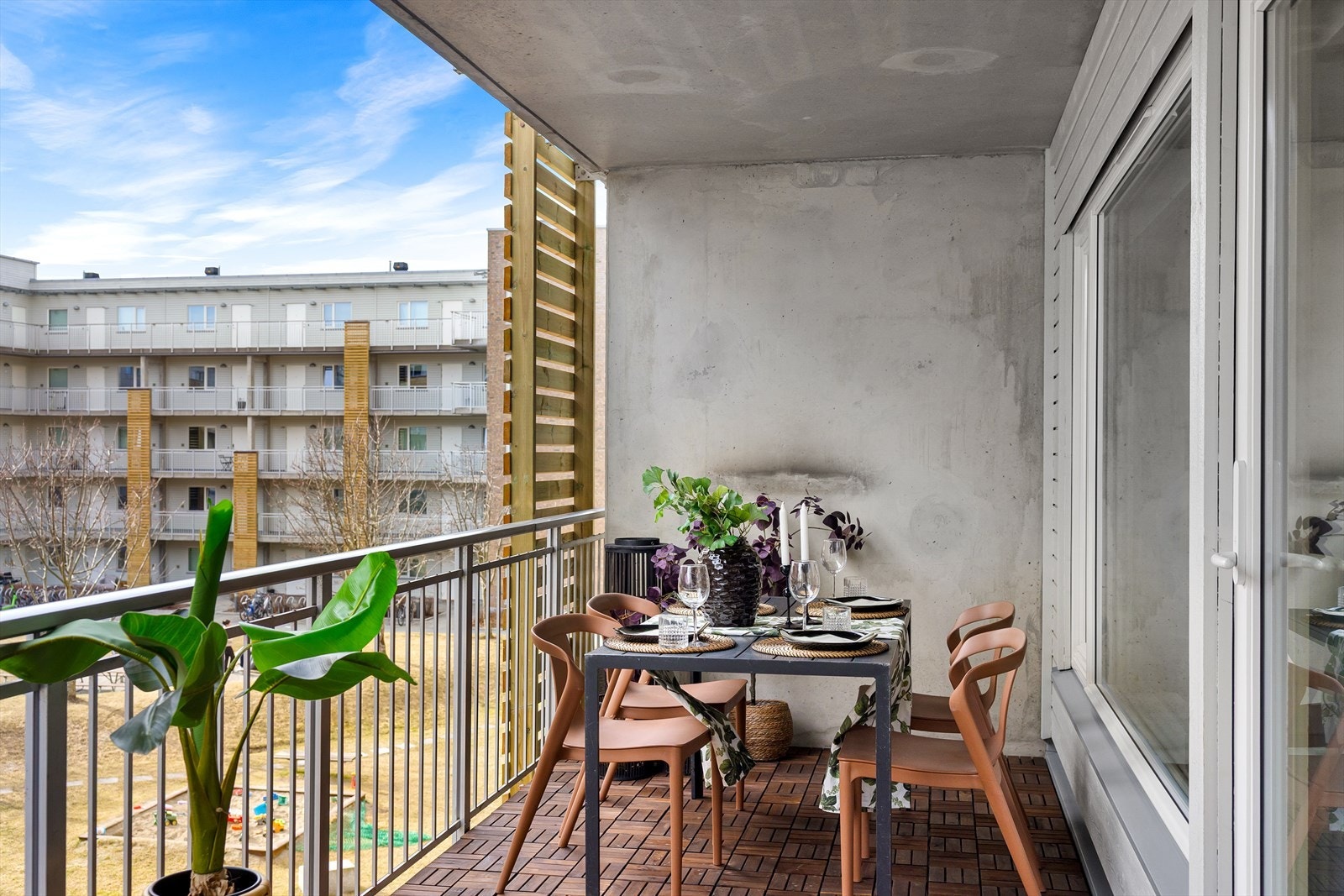 I 2025 ble det lagt nytt treheller i gulvet på balkongen. Galleribilde