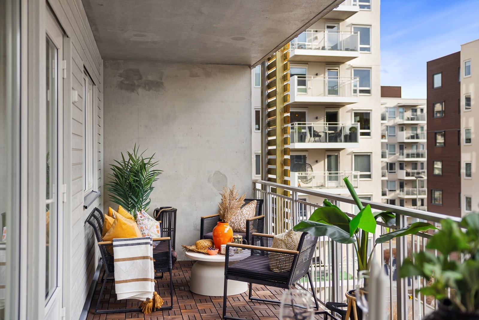 I vår- og sommerhalvåret blir balkongen en naturlig forlengelse av stuen, ideell for avslapning og sosiale sammenkomster med familie og venner. Galleribilde