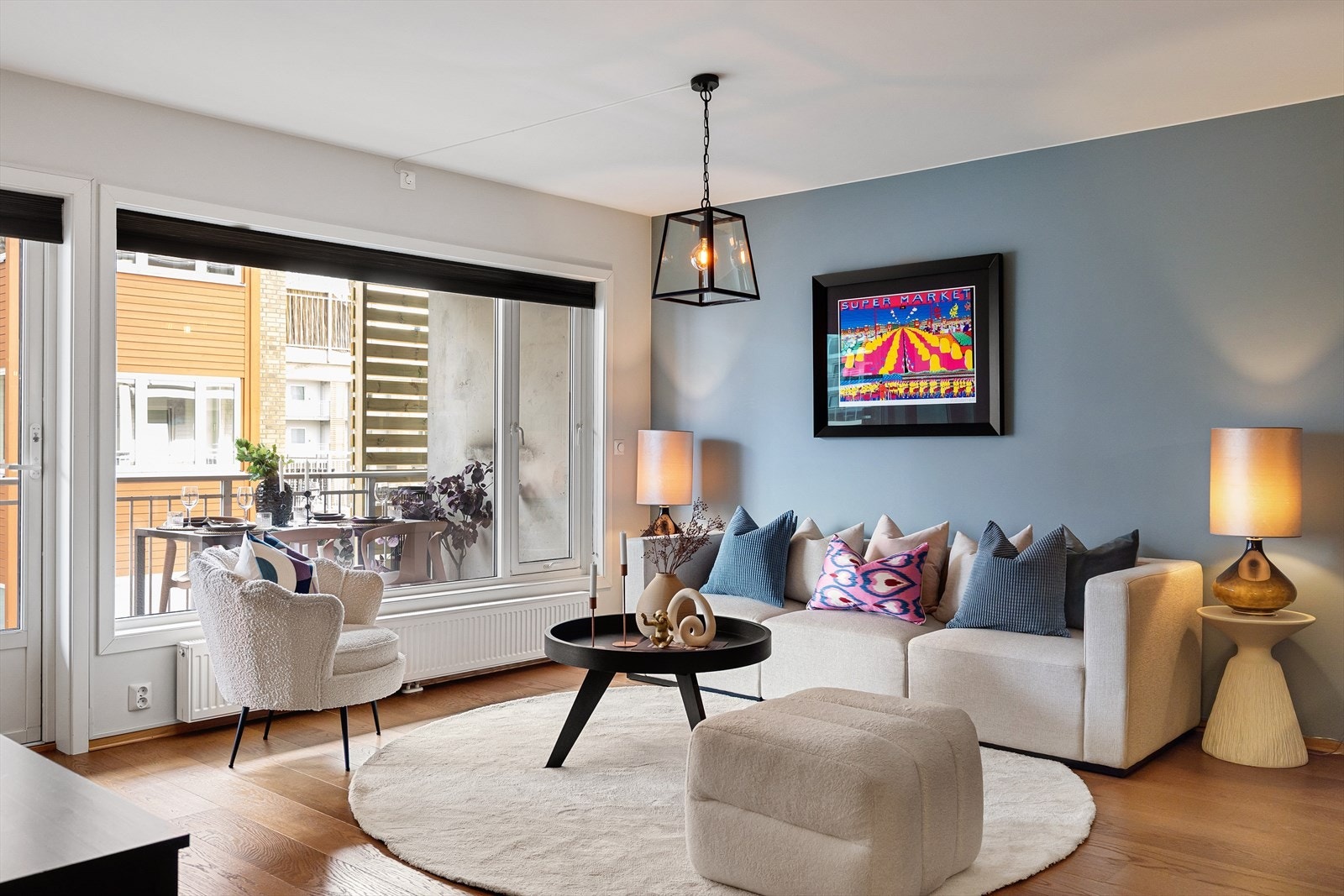 Planløsningen åpner opp for flere møbleringsmuligheter med god plass til sofagruppe, TV-møbler og spisebord med tilhørende stoler. Galleribilde